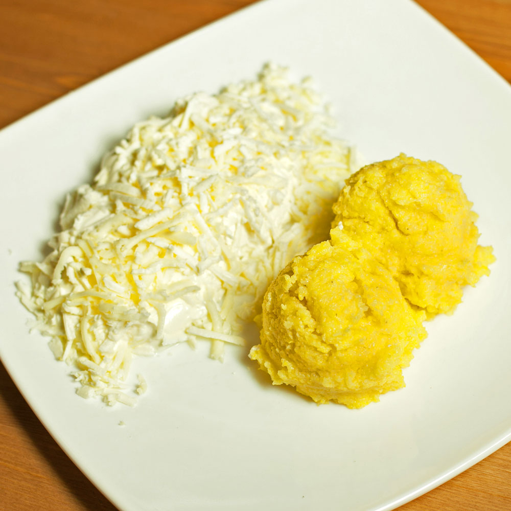 mamaliguta-cu-branza-si-smantana